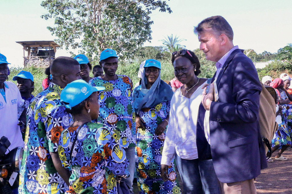 Christian Saunders, Coordonnateur spécial pour l'amélioration de la réponse des Nations Unies à l'exploitation et aux abus sexuels, à Pombolo, en République centrafricaine.